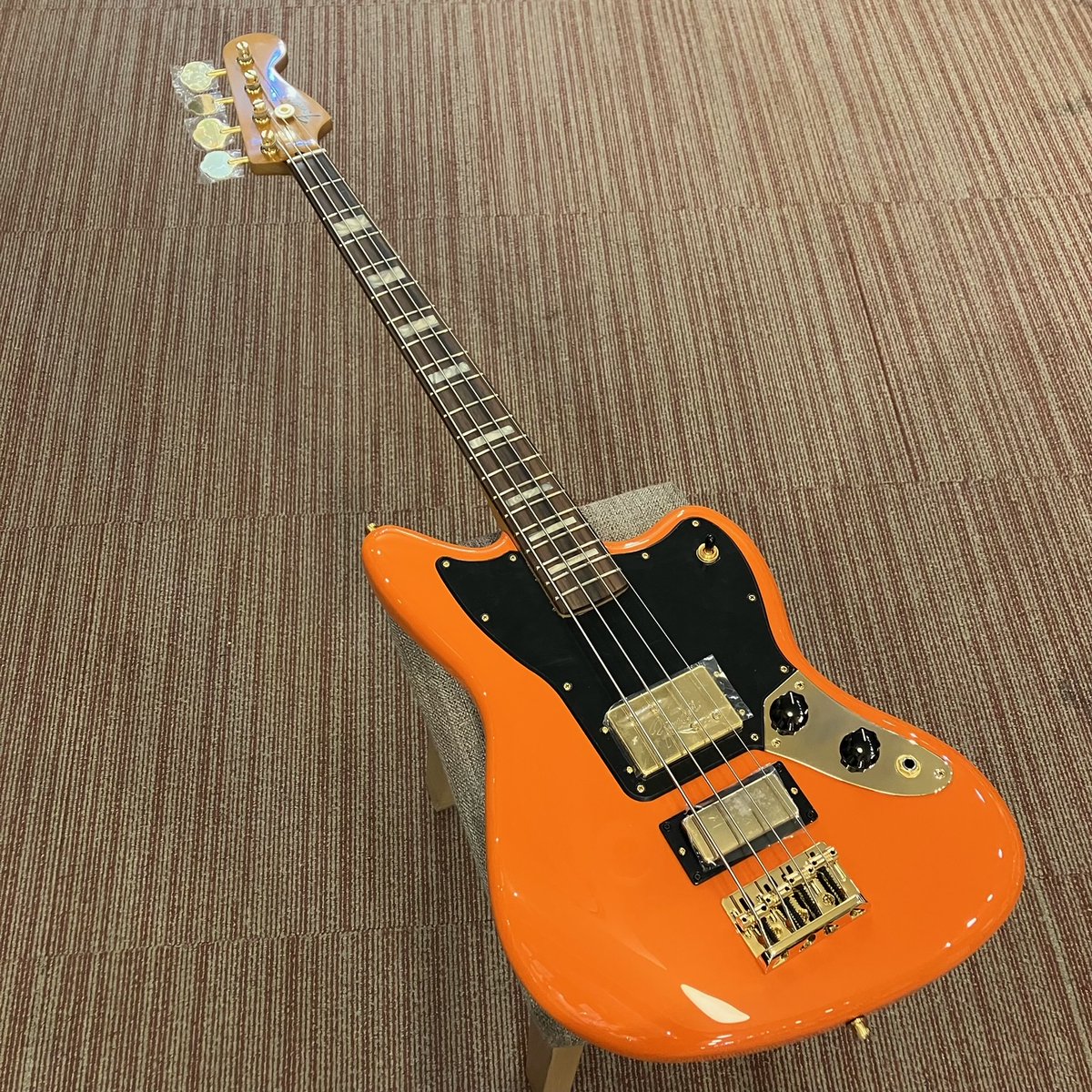 basshouse_tokyo's tweet photo. 【商品情報】
Limited Edition Mike Kerr Jaguar Bass (Tiger's Blood Orange/Rosewood) 🐯
#RoyalBlood の #MikeKerr シグネチャーモデル!🔥
ショートスケールでコンパクトな見た目とは裏腹に太く非常に音圧のあるサウンドが特徴です!🎸
🔻詳しくはこちらから🔻
https://t.co/U1YkoTZOts https://t.co/mwGPSUJPmo
