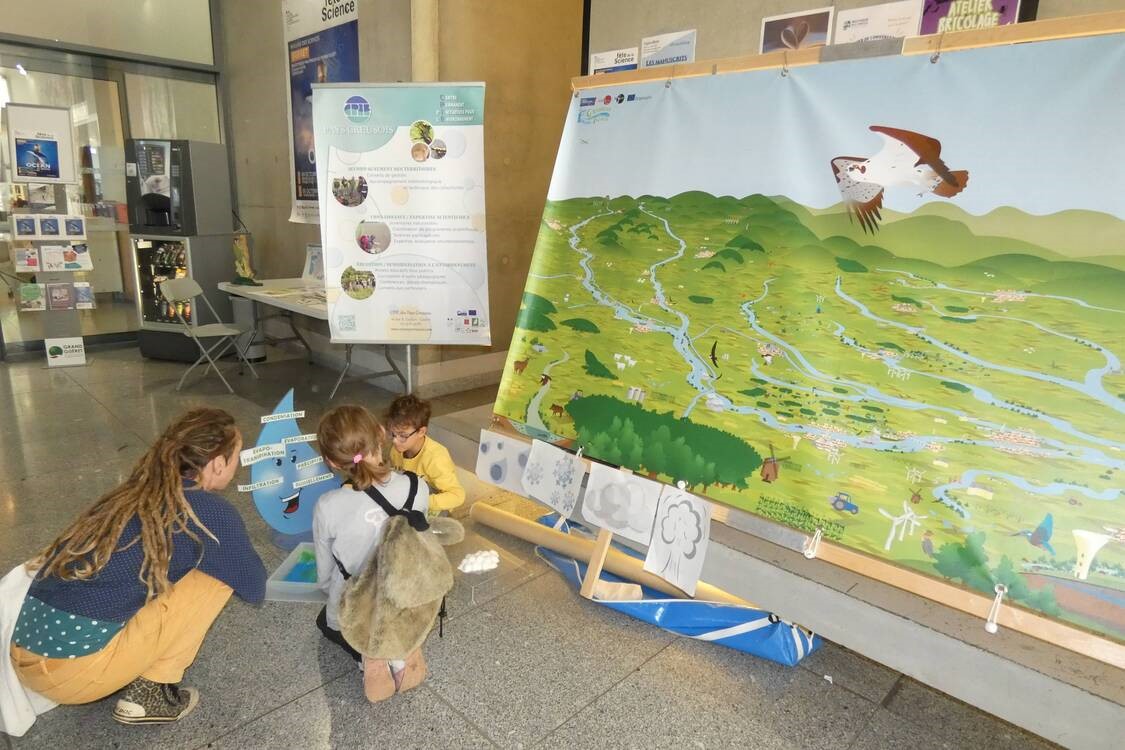 Lors des villages des sciences à Guéret et Aubusson dans le département de la Creuse, les intervenants du CPIE des Pays Creusois ont animé la maquette du bassin versant Fleuve Loire Grandeur Nature. 💦

…hosciences.nouvelle-aquitaine.science/articles/creus…
