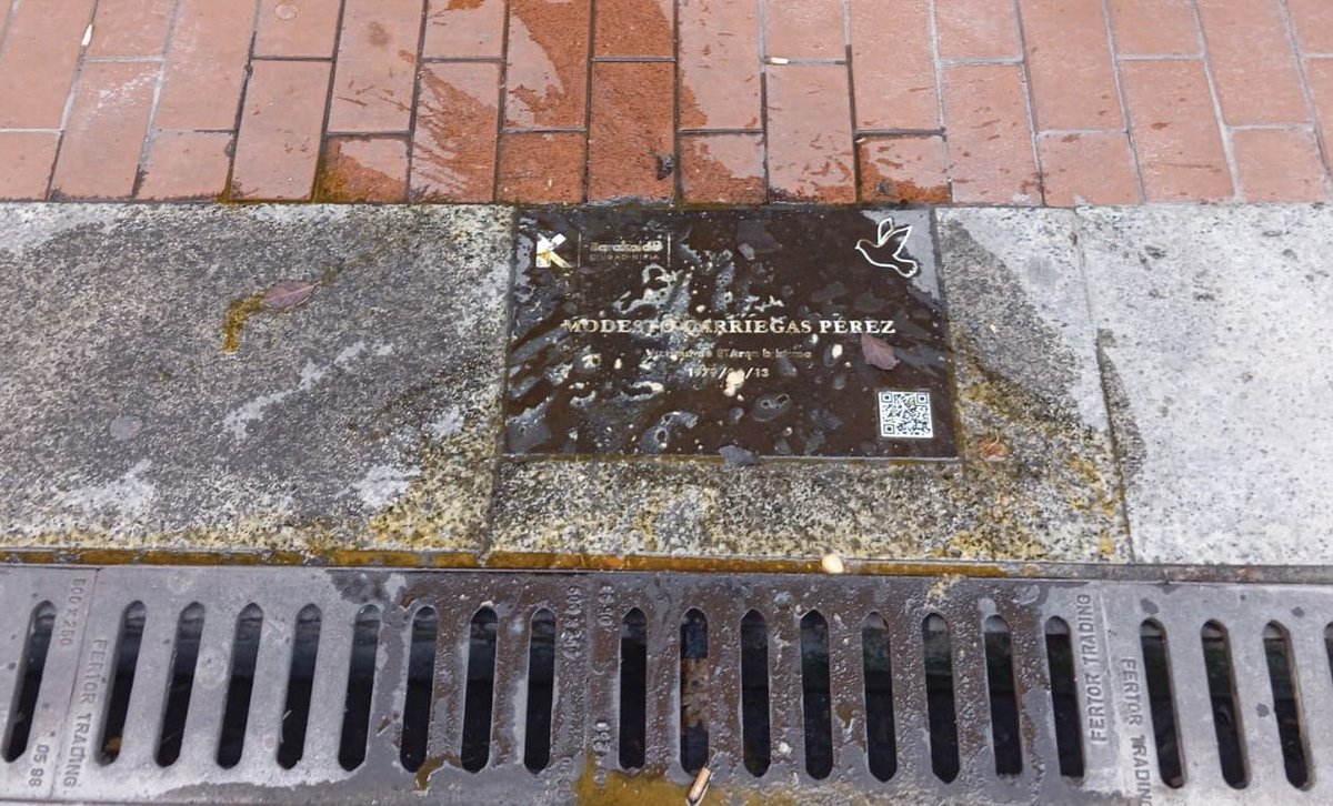 IakiArtetaOrbea's tweet photo. De nuevo atacada la placa homenaje al asesinado por ETA en el portal de mi casa.
La permanencia del odio. https://t.co/Vuge2Wqwh7