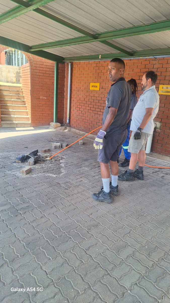 kholofeloMorodi's tweet photo. Our dedicated teams are currently at the Laudium Civic Centre, attending to repairs of leaks to ensure the facility stays in top shape. Thank you to everyone working hard to resolve these issues swiftly! πͺπ½ #LaudiumCivicCentre #RepairsInProgress #100DaysOfActionπ§π§@CityTshwane https://t.co/nEUVyxaKNO