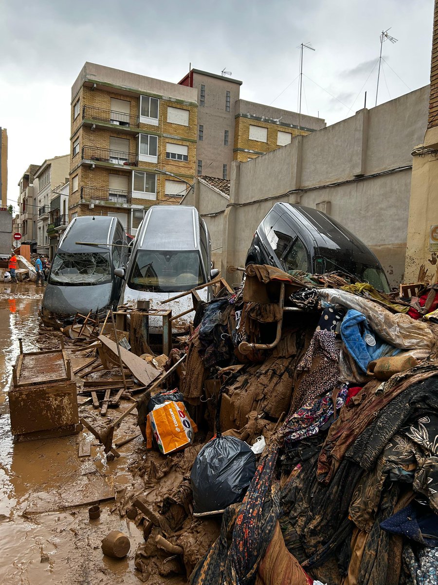 📑 La TRAGEDIA en números según <a href="/camara_valencia/">Cámara Valencia</a> 

• 65 municipios afectados, 845.371 habitantes (31,8% población provincia)

• 54.289 empresas con 354.000 trabajadores (33,5% afiliados provincia)

• 32 municipios con daños severos o muy graves (perdida vidas, viviendas,