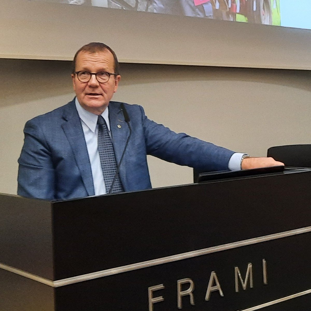 #Luomupäivät2024 on polkaistu käyntiin Seinäjoella 🙂  
Avajaispuheen pitänyt kansliapäällikkö Pekka Pesonen @mmm.fi korosti luomun markkinauskon vahvistamista. "Luomulla on monia vahvuuksia, koska #omavaraisuus ja #ruokaturva. Luomu on maatalouden kruununjalokivi" 👏👑😊