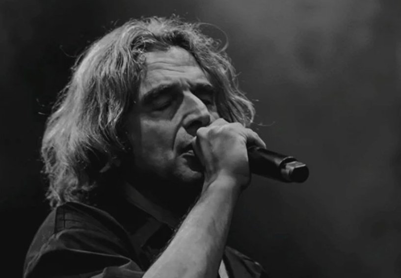 İrfan Alış... Hayatımda dinlediğim en güzel şarkıların çoğunu yapan, söyleyen adam. Hayran olduğum kişiler içinde tanışıp hayal kırıklığına uğramadığım nadir insanlardan biri. Varlığınla hayatımı guzellestirdin. Gidişinle mahvoldum. Her şey için çok teşekkür ederim ✌️ ölümsüzsün.