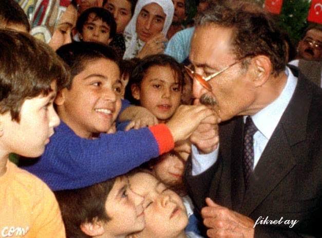 Atikopruluoglu's tweet photo. 70'li yıllarda "Karaoğlan" lâkabıyla,mavi gömlekle, kasketiyle, güvercinlerle,
Bitlis Sigarası, çay tiryakiliğiyle,Erica daktilosuyla ünlüydü.
"Ne Ezen Ne Ezilen İnsanca Hakça Düzen"le,
"Toprak İşleyenin Su Kullananın"la
halkın umudu olmuştu.
https://t.co/eyB8zSp2eJ
#bülentecevit https://t.co/4P3IYa6yti