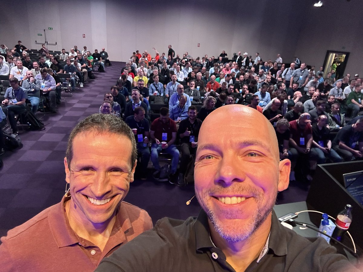 Duncan Epping (@duncanyb) on Twitter photo About to get started in room 21 with the vSAN Deepdive with <a href="/vmpete/">Pete Koehler</a> and about 400 of our closest friends! About to get started in room 21 with the vSAN Deepdive with <a href="/vmpete/">Pete Koehler</a> and about 400 of our closest friends!