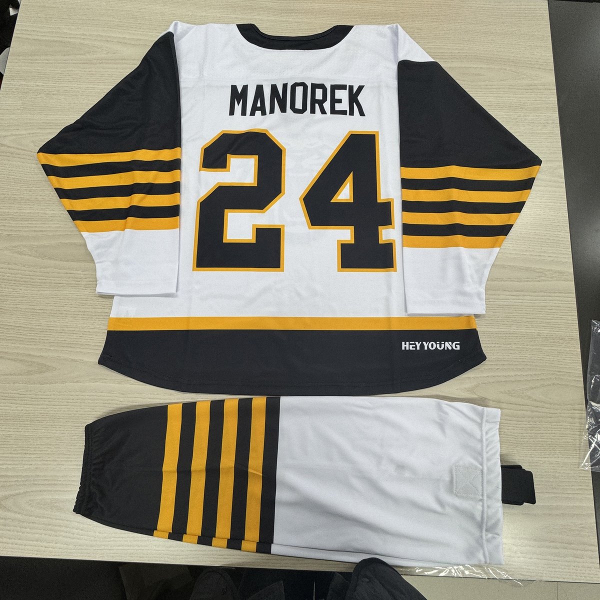 SportswearMandy's tweet photo. Custom sublimated hockey jerseys for your teams, clubs, and businesses.Send me your design, our factory can assist you to produce them you want.
#manufacturer #customdesign #sublimation #printing #factoryprice #hockeyjersey #reversiblehockeyjerseys #icehockeyjersey #ODMservice https://t.co/Lb5YA41EzP