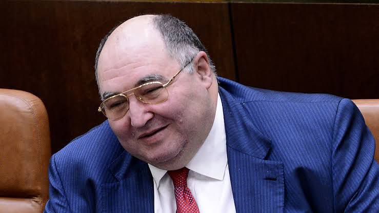 Московский суд освободил Бориса Шпигеля от отбывания наказания из-за ухудшения здоровья. 

Ранее его приговорили к 11 годам лишения свободы в январе 2024 за дачу взятки, также он должен был выплатить штраф — 450 млн рублей.