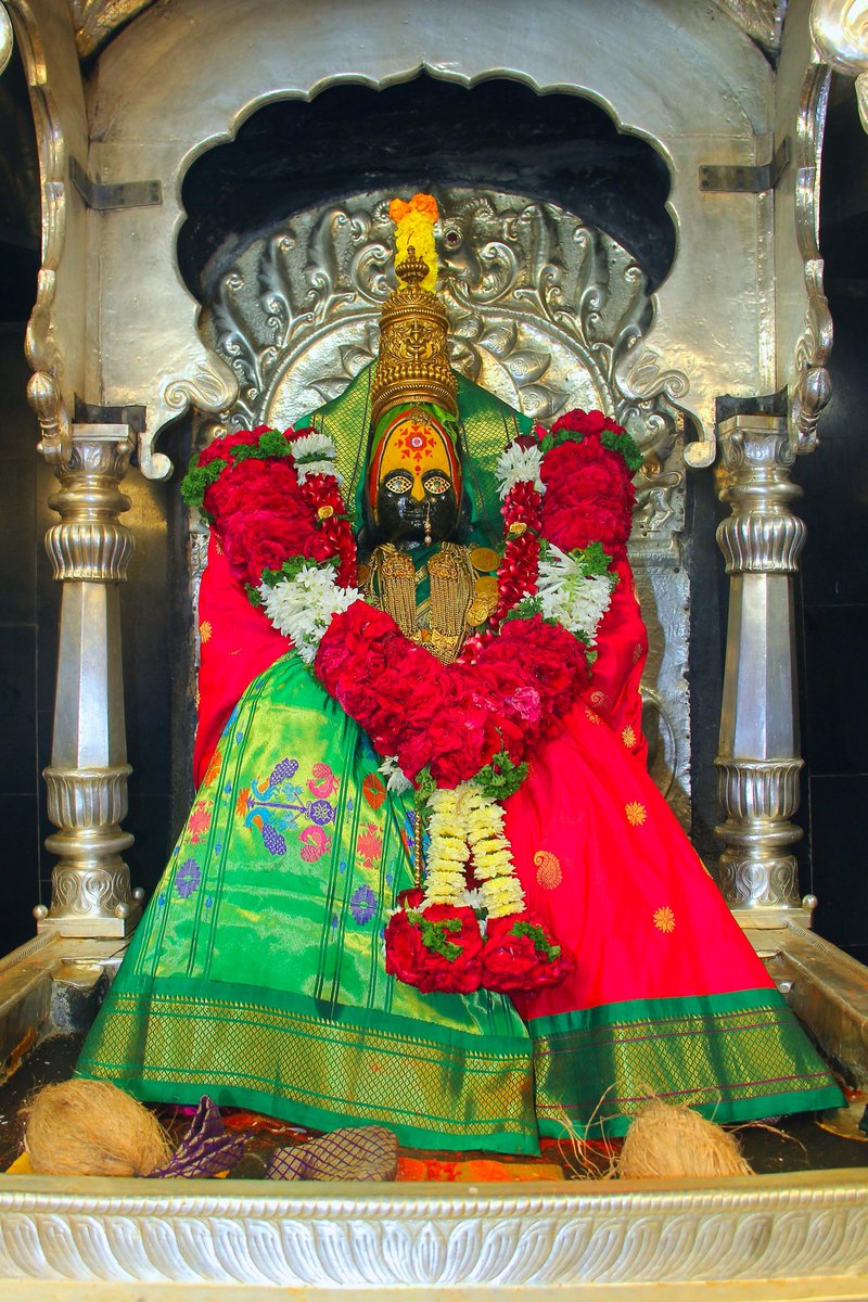 TuljabhavaniTT's tweet photo. *श्री कुलस्वामिनी जगदंबा माता नित्य दिव्य दर्शन*
*आज मंगळवार दिनांक : ०५ / नोव्हेंबर / २०२४*
*तिथी:- कार्तिक शुक्ल पक्ष ४ (विनायक चतुर्थी)*
#तुळजापूर #धर्म #tuljabhavani #devi #tuljapur #आईसाहेब #महाराष्ट्र #deepavali #deepawali #deepawalivibes #deepawali2024 #deevali https://t.co/RXzFdxn2Ya