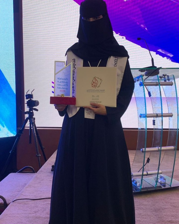 SAsocietynews's tweet photo. طالبة سعودية تحول الغازات الضارة إلى طاقة نظيفة! 🌿⚡️🇸🇦

المبتكرة جودي منصور الشريف من #الطائف تُبهر الأوساط العلمية بإنجاز استثنائي في الأولمبياد الوطني للإبداع العلمي 2025 🏆

طالبة الصف الأول الثانوي نجحت في تطوير إطار معدني عضوي متطور يحول الغازات الدفيئة إلى مصدر طاقة مستدام، في حل مبتكر يجمع بين معالجة ثاني أكسيد الكربون والميثان 🌍

#أخبار_المجتمع