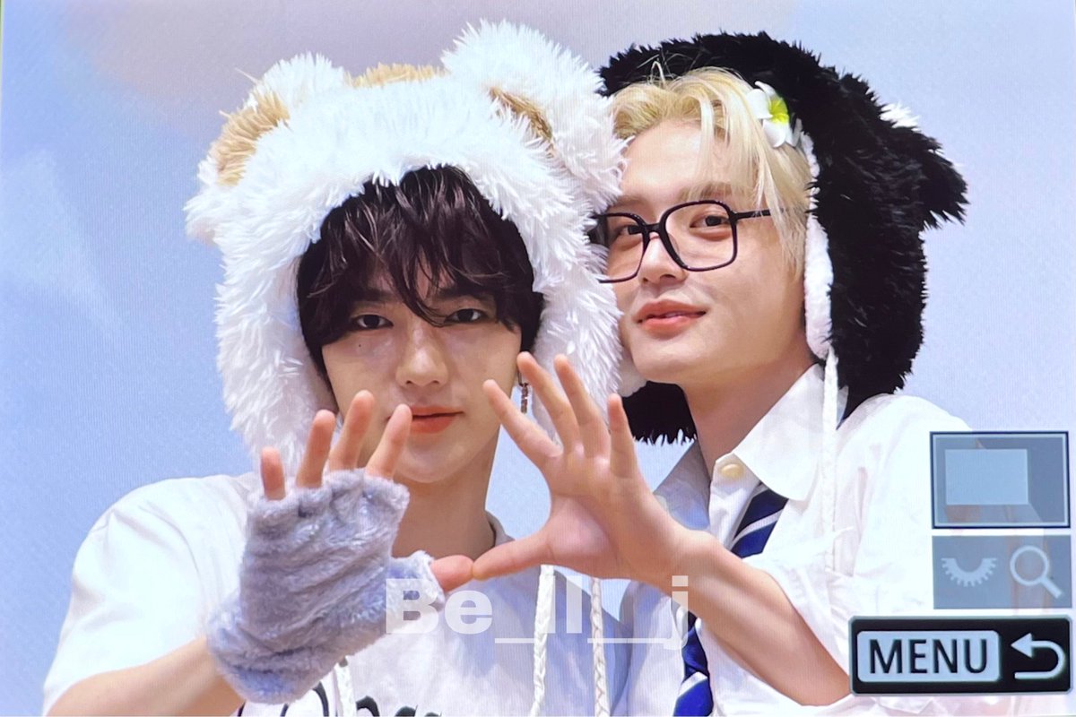 9800archive's tweet image. OP gave Jiwoong the couple hat plushie and told him that he can use it with his favorite member.
After that Jiwoong pick Yujin and Zhang Hao as his favorite member, and use it with them

#ZEROBASEONE #ZB1 #KimJiwoong #김지웅 #Zhanghao #장하오