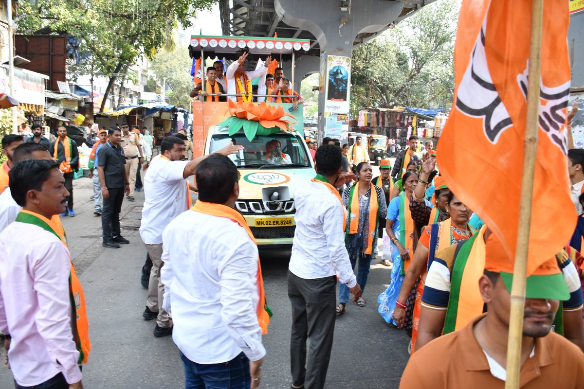 ShelarAshish's tweet photo. On the path to victory with the people of Santacruz!

Overwhelmed by the incredible response at today's Rath Yatra in Ward No. 98, Santacruz West. The energy and enthusiasm of the people fuel my confidence in Mahayuti's win! Together, we’re set to shape a brighter future! 

आज वांद्रे पश्चिम विधानसभा मतदारसंघातील वॉर्ड क्रमांक ९८ मधील सांताक्रुझ पश्चिम येथे रथ यात्रा काढण्यात आली. या रथयात्रेमध्ये मोठ्या उत्साहात बहुसंख्येने कार्यकर्ते आणि नागरिक सहभागी झाले असून सर्वांचे मिळणारे प्रेम आणि पाठिंबा विजयाचा शिक्कामोर्तब करणारे ठरत आहे. 

#AshishShelar