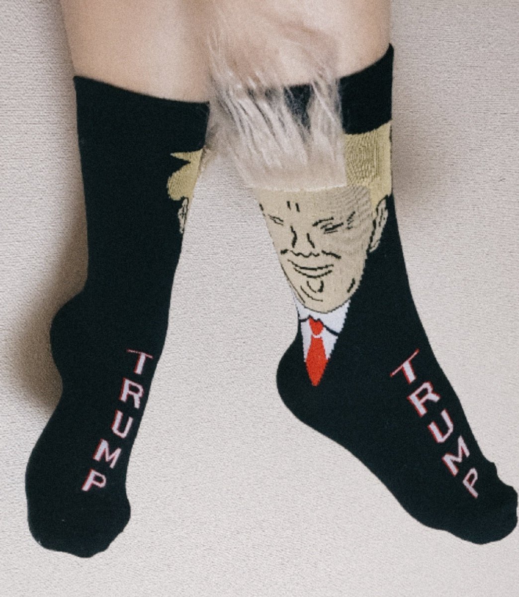 0iSakura's tweet image. Essa é a meia do Trump da sorte, repasse para a vitória do presidente Trump!