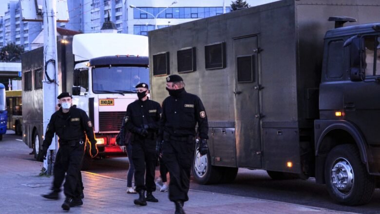 The scale of the latest wave of repression in #Belarus mirrors the brutal arrests earlier this year targeting families of political prisoners &amp; those who offered support. Reports indicate that detention centers are now overcrowded, with 15-20 people held in double &amp; triple cells.