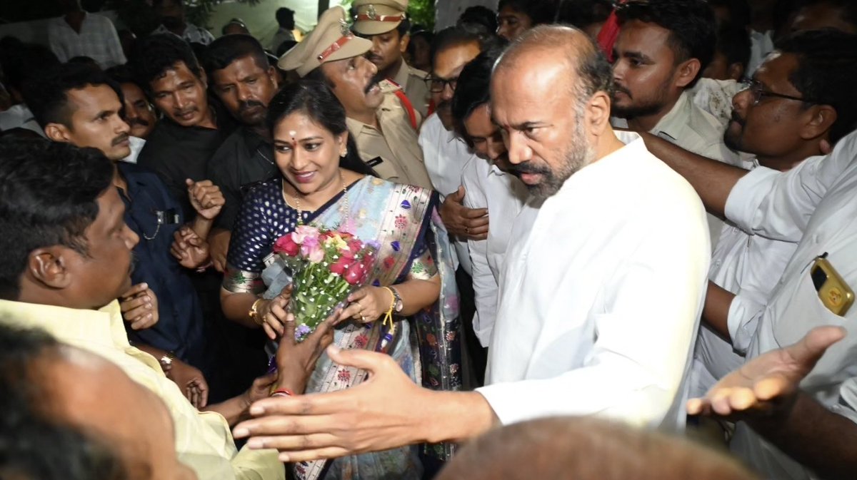 PrabhakarVPC's tweet photo. నిన్నటి రోజున అనంతపురం జిల్లాకు విచ్చేసిన రాష్ట్ర హోం మంత్రి @Anitha_TDP గారిని అనంతపురంలోని మా నివాసంలో తెనేటి విందుకు ఆహ్వానించడం జరిగింది.. హోం మంత్రి పదవి తీసుకున్నాక మొదటిసారి అనంతపురంకు రావడంతో తెలుగు మహిళలు వారికి హారతులు ఇచ్చి ఘనంగా ఆహ్వానం పలికారు.. 
ఈ కార్యక్రమంలో అనంతపురం ఎంపీ అంబికా లక్ష్మి నారాయణ గారు, శింగనమల ఎంఎల్ఏ బండారు శ్రావణి గారు మరియు జిల్లా టీడీపీ నేతలు పాల్గొన్నారు..
#vykuntamprabhakarchowdary #Anantapur