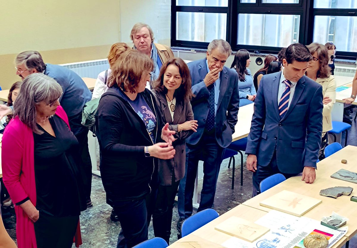 crisimagingmode's tweet photo. 💡Empezamos las actividades de la #semanacienciainnovacion, organizado por la Fundación @madrimasd.

Hoy nos encontramos en la Facultad de #geológicas de la @unicomplutense aprendiendo sobre la #guerradeloshuesos 🦴 https://t.co/GFjaJvce7d