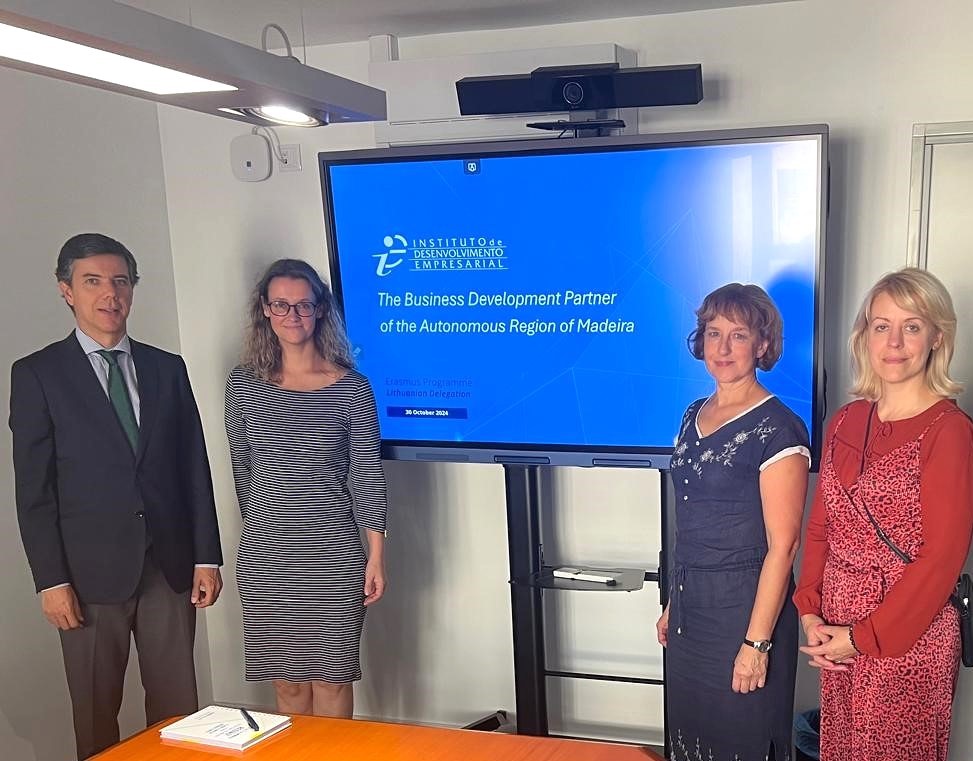 O Presidente do Instituto de Desenvolvimento Empresarial, Duarte Freitas, recebeu, a 30 de outubro, uma comitiva  🇱🇹  da Lituânia em visita à Região Autónoma da Madeira, no contexto do programa de intercâmbio Erasmus+ 🇪🇺, que envolve alunos e docentes de diversos países europeus.