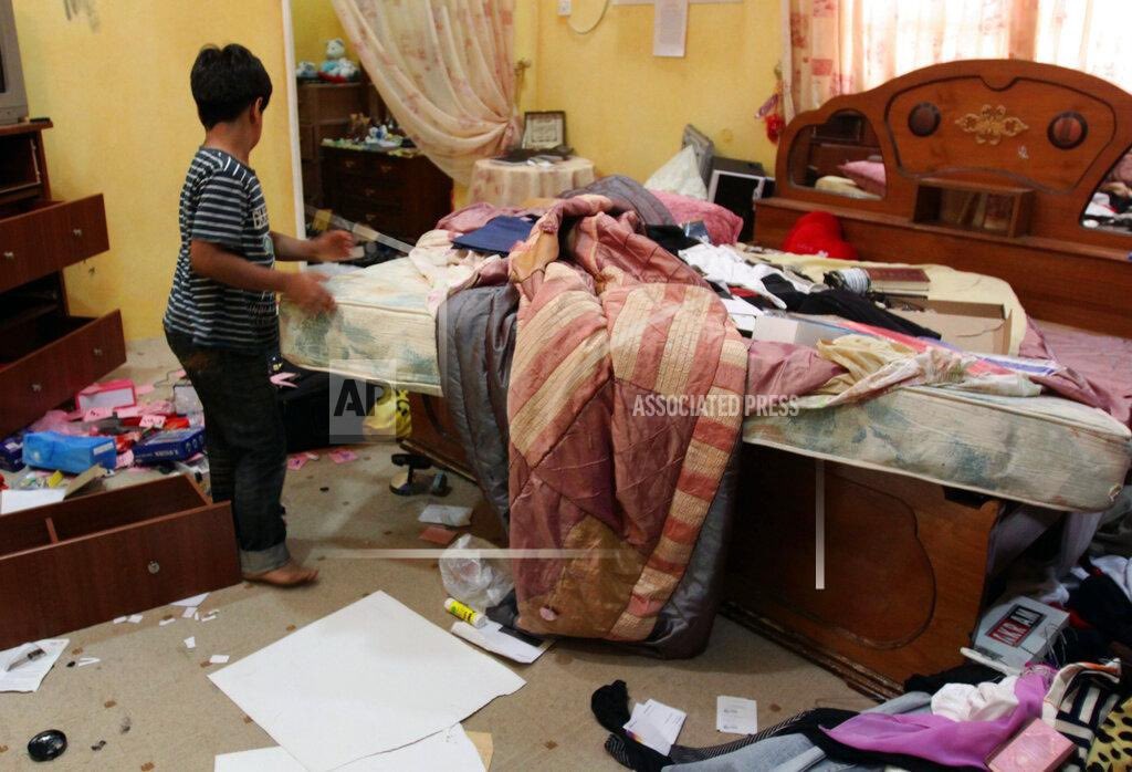 قرية بني جمرة - البحرين | مارس 2011

طفل ينظر إلى الأضرار التي لحقت بمنزل عائلته في قرية #بني_جمرة، بعد مداهمات ليلية قامت بها قوات النظام، والتي تركت أيضًا عبارات مؤيدة للحكومة على الجدران.