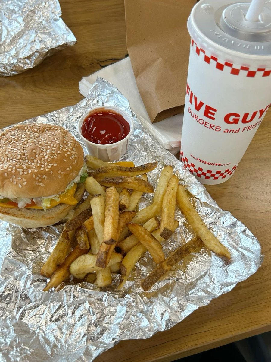kiebespo's tweet photo. : ̗̀➛ calories and macros at fast
food restaurants ⍣ ೋ
- a thread for edtwt !
🏷️ #edtwt #allspo #mealspo #calories thinspo fatspo food edtwt ana mia bed macros healthy #ricecaketwt mukbang https://t.co/sTTygC2BZn