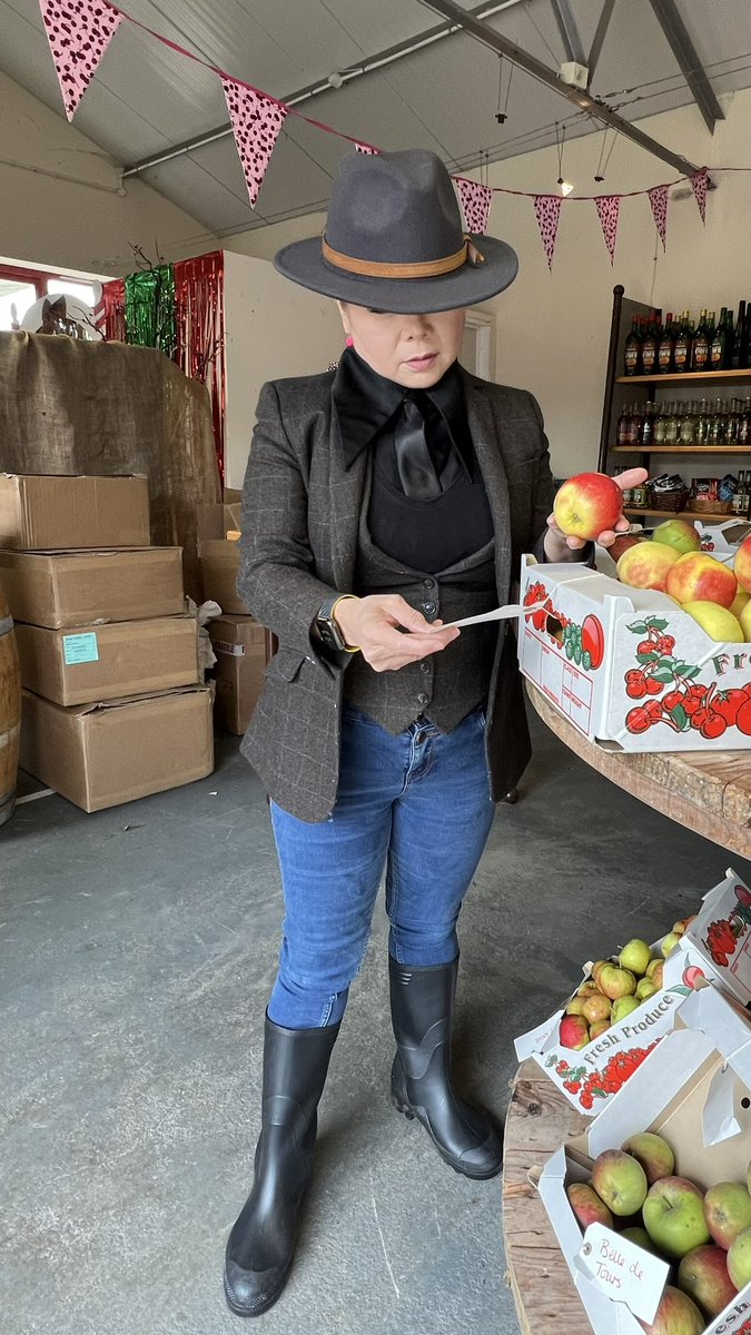 cherish_finden's tweet photo. Taco ‘Bout Apple 🍎🌮

Dive into my playful Apple Taco, where the 🍏🍎marmalade meets airy chantilly, warm cinnamon crumble, and creamy crème pâtissière, all nestled in a crispy vanilla tuile. 

A delightful twist that makes fall feel festive! 

Who’s ready to crunch? 🍎 🍏 https://t.co/52qqVBezsp