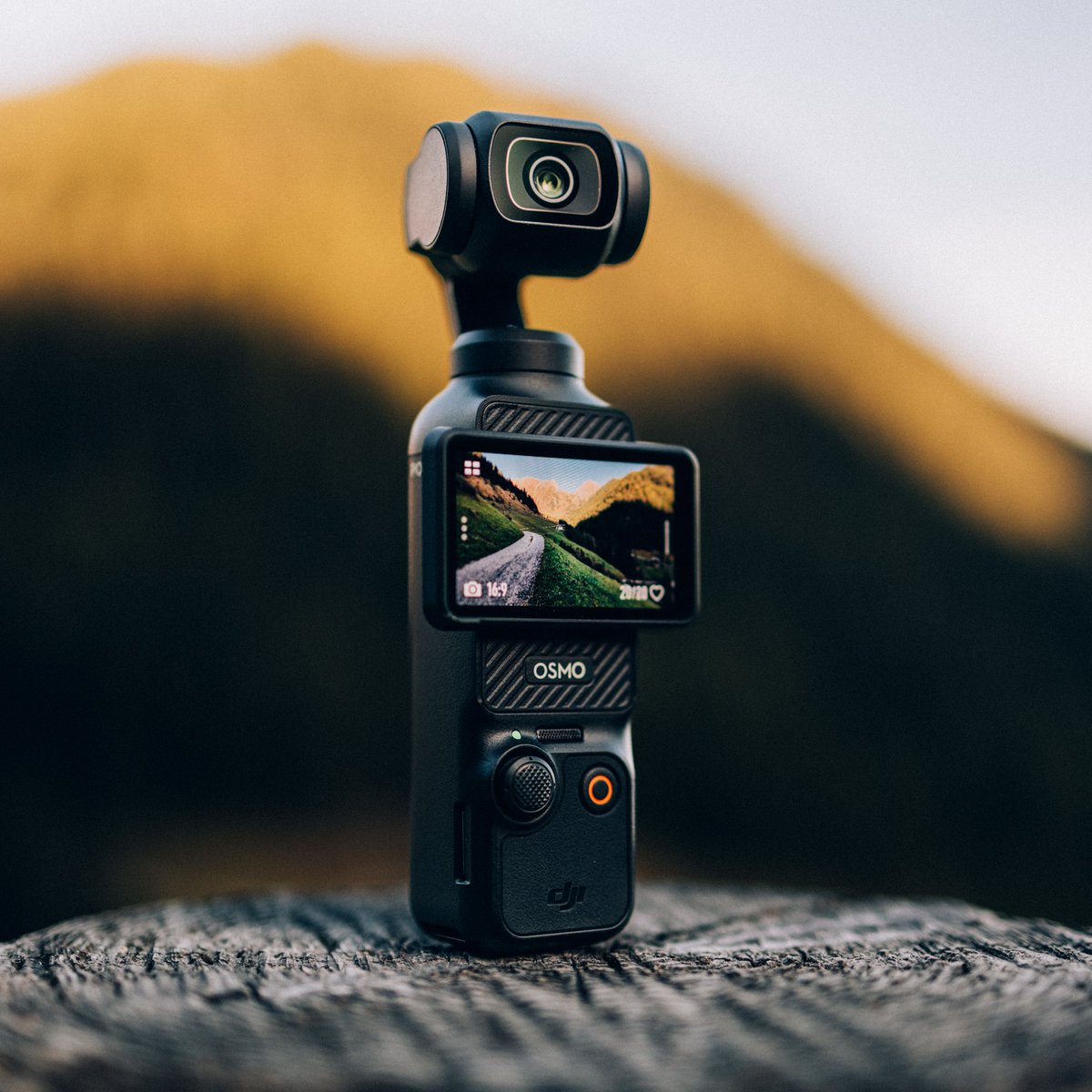 DJIJAPAN's tweet image. 旅行の思い出も、自撮りも、Osmo Pocket 3 ならプロ並みの高品質で撮影できる！

🎬: IG/muratmcmxc
#DJI #OsmoPocket3 #vlog #travel #カメラ #旅行
