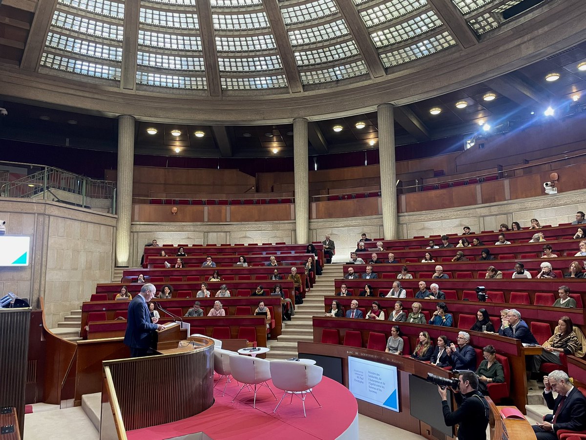 Ce matin, colloque sur l’attractivité des métiers du travail social au <a href="/lecese/">CESE</a>. Ces métiers essentiels, souvent invisibilisés, constituent le socle de notre modèle de solidarité et de fraternité. Aujourd’hui, ils peinent à recruter, notamment pour les aides à domicile.