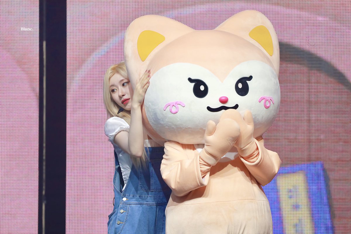 blanc_lcr's tweet photo. 241102 팬미팅 <믿지의 세포들>
#ITZY  #있지 #CHAERYEONG #채령 https://t.co/tLEqPMdIw2