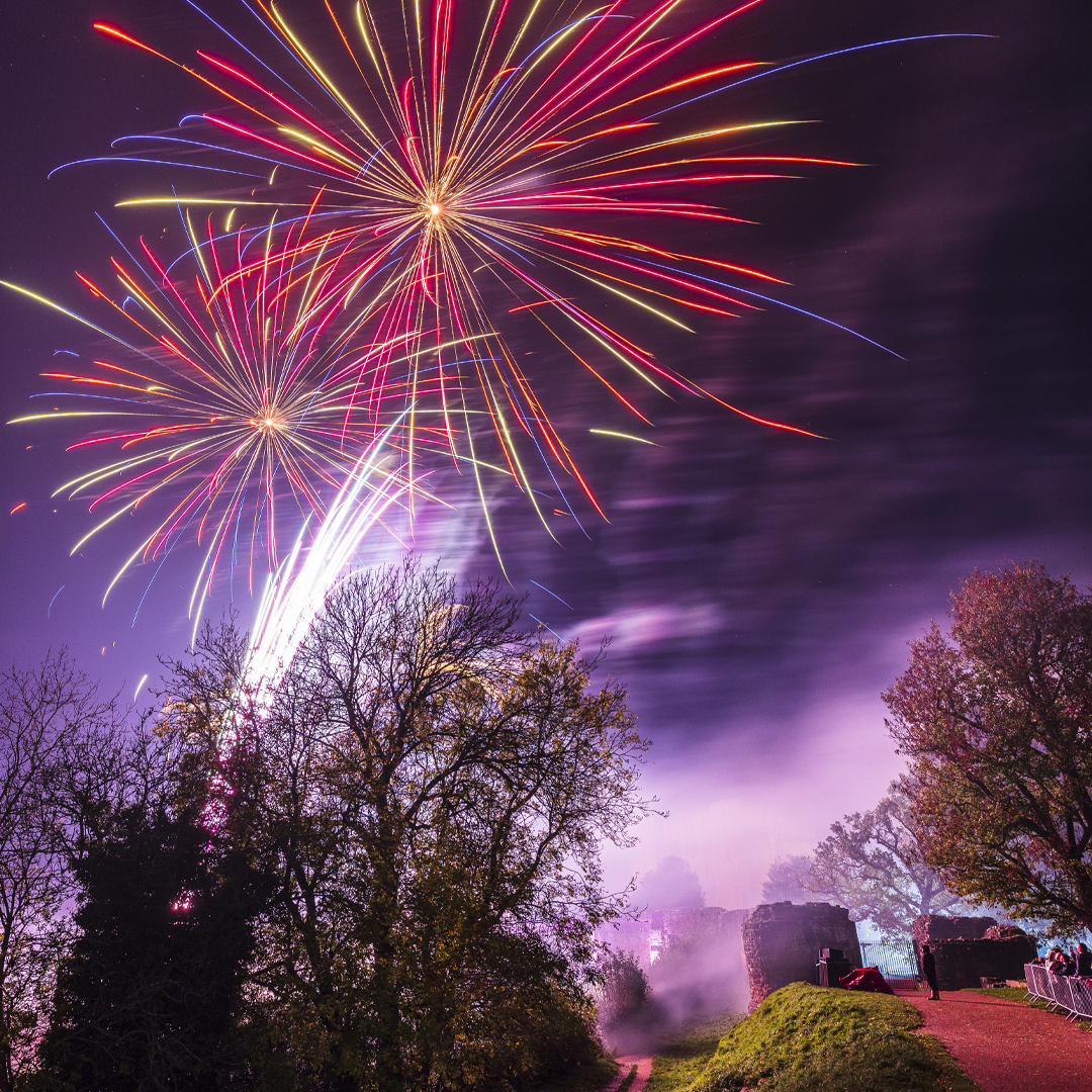 EnglishHeritage's tweet photo. Over 400 years on from the foiled Gunpowder Plot and we continue to mark the 5th of November with extravagant celebrations🎆🔥

Discover the true story of Guy Fawkes and the Gunpowder Plot, as well as how #BonfireNight festivities have changed over time ➡️ https://t.co/3ogroq46Zl https://t.co/uLj4E56CJG