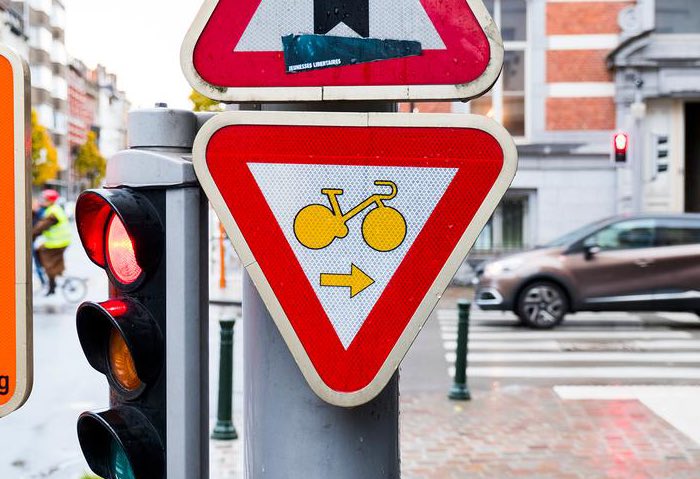 Il est temps que les chauffeurs apprennent que ce panneau autorise les cyclistes à passer au rouge…  🚲🚦

Trop souvent, des voitures me klaxonnent lorsque je roule au rouge. 

🔄 Partagez ce message pour que tous les chauffeurs le sachent🙏