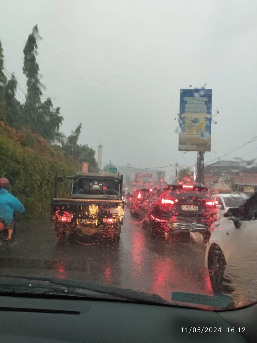 #lalulintas Hindari jalan Tegal Rotan Bintaro menuju stasiun Jurangmangu, dua arah macet. Cuaca hujan gerimis <a href="/RadioElshinta/">Radio Elshinta</a> <a href="/SonoraFM92/">Radio Sonora Jakarta</a>