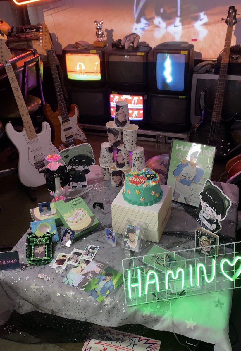 하민이 생일카페 후기:  𝗞𝗶𝘁𝘀𝗰𝗛_𝗰𝗮𝘁:𝗰𝗛
개인적으로 기대가 되었던 곳!!
말 그대로 정말 키치하게 꾸며졌고, 
특히 초록빛의 네온사인이 이뻤던 곳이라 기억에 남는다🔥🖤 하민이의 행복한 미소가 담겨져 있는 컵은 평생 아낄듯 

#Kitsch_cat_cH
#kitsch한_막내고양이를_catch