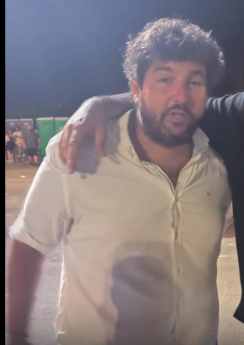 SAQUEADORES DE LO PÚBLICO
Mazón forma parte de la nueva élite de la derecha que llegó para forrarse los bolsillos. Eran los "hijos de" que salieron de la universidad sin oficio ni beneficio y llegaron a la política como plan b de su propia supervivencia. Medrantes, insolventes y