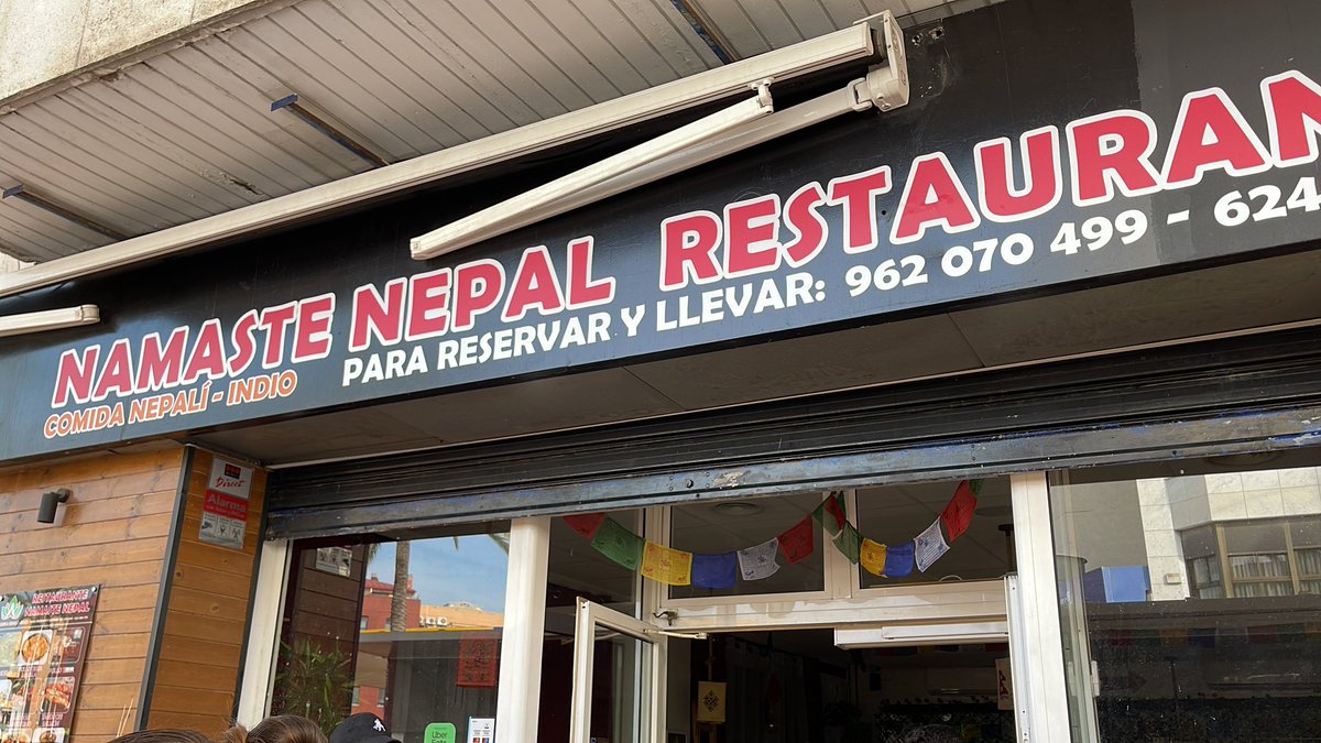Necesitamos voluntarios en Catarroja Calle Ramón y Cajal 110 (local Namaste Nepal restaurante) para organizar y repartir víveres. #dana #danavalencia