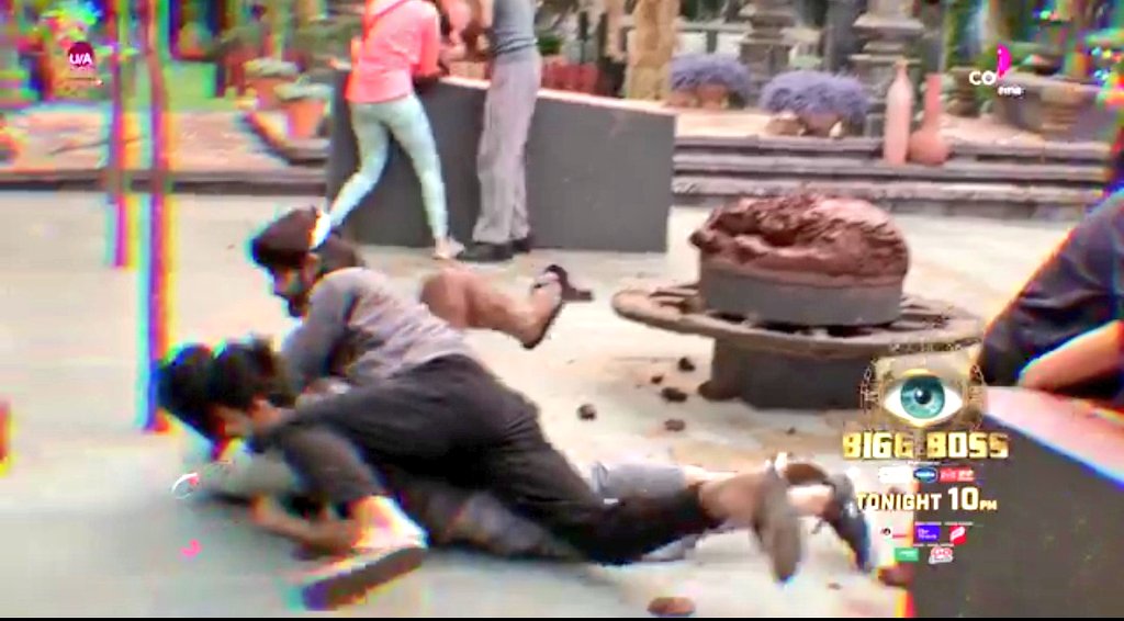 🚨BIG BREAKING 

VIVIAN DSENA NE RAJAT DALAL KO DI DHOBI PACHAAD, PAHALWAN RAJAT DALAL HUE DHER😱

Whom do you support??? 

Like ❤ #VivianDsena
Retweet ♻ #RajatDalal 

#BiggBoss18 
x.com/BiggBoss/statu…