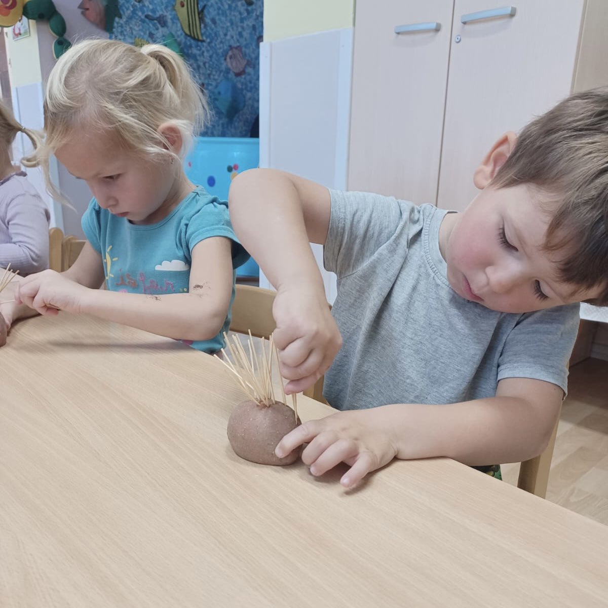 skolamachov's tweet image. ŽABIČKY 👩🏼‍🍳🧑🏻‍🍳🌳
Pečení, tvoření a procházka k lípě ve třídě žabiček.
#skolka #deti #peceni #tvoreni #lipa #kindergarten #kids #children #baking #creating #linden