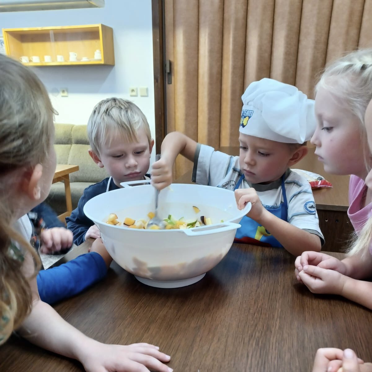 skolamachov's tweet image. ŽABIČKY 👩🏼‍🍳🧑🏻‍🍳🌳
Pečení, tvoření a procházka k lípě ve třídě žabiček.
#skolka #deti #peceni #tvoreni #lipa #kindergarten #kids #children #baking #creating #linden