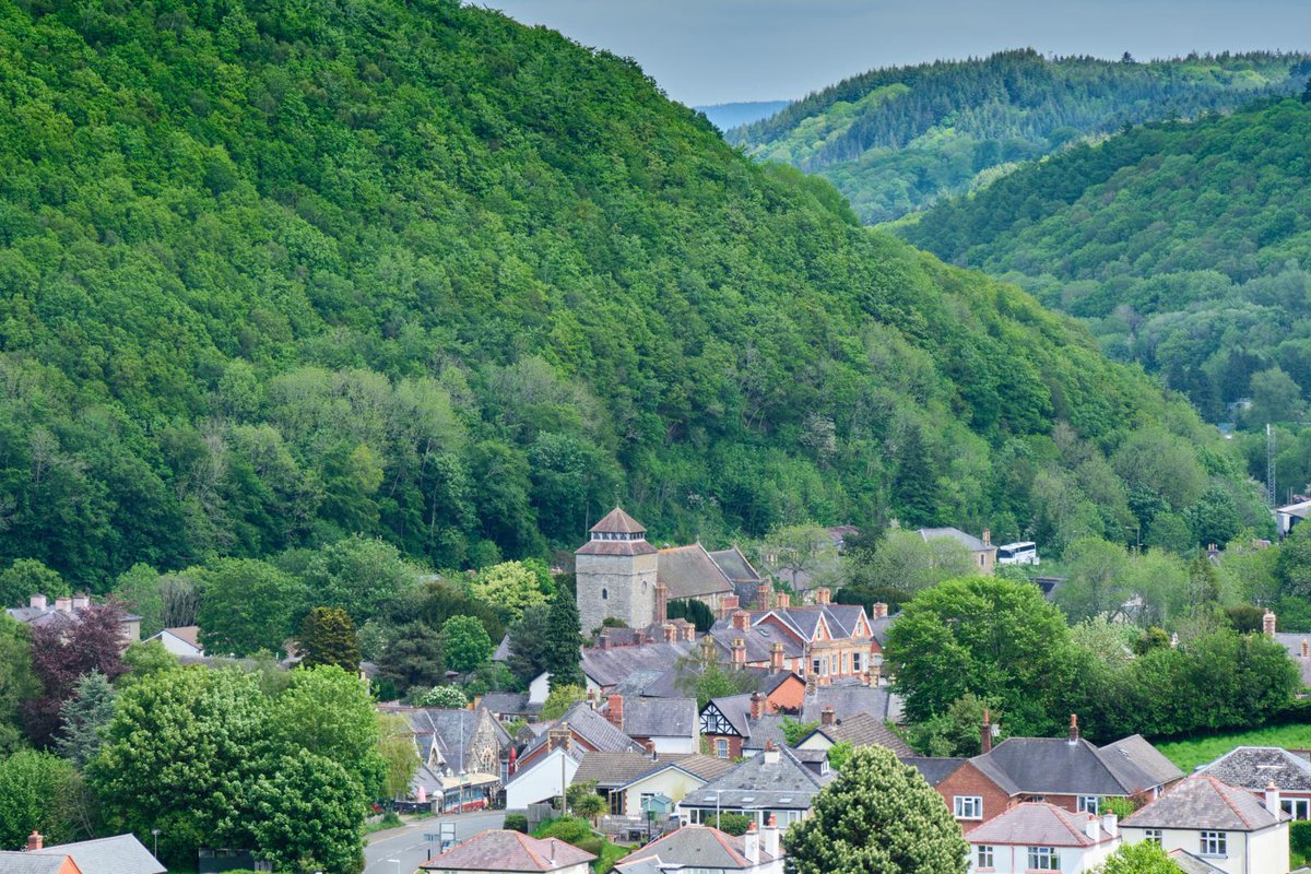 countrywalking's tweet photo. Where's this? Central Europe perhaps?

It's actually Knighton, on the border between England and Wales, and it's one of Britain's finest walking towns, with several long-distance trails running through it. We spend a weekend there in our December issue.

Photo: Simon Whaley https://t.co/SLVrLXc1Hm