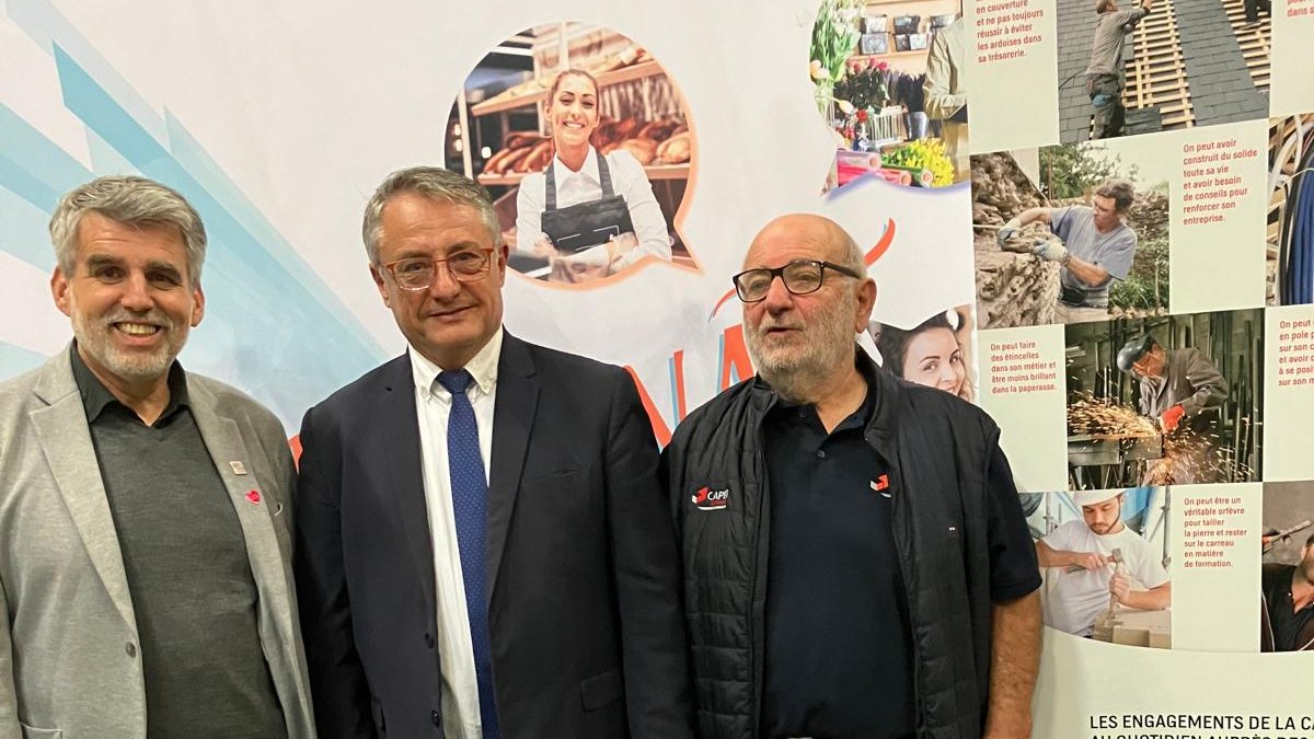 Les maires du Gers aux côtés des artisans ! Rencontre enrichissante avec Guy Sorbadere, président de la <a href="/capeb_fr/">La CAPEB</a>, et Philippe Archer de la Chambre des Métiers et de <a href="/U2P_france/">U2P</a>.
Soutien fort pour nos artisans, véritables piliers de l'économie locale !  #Gers #Artisanat #AMF32