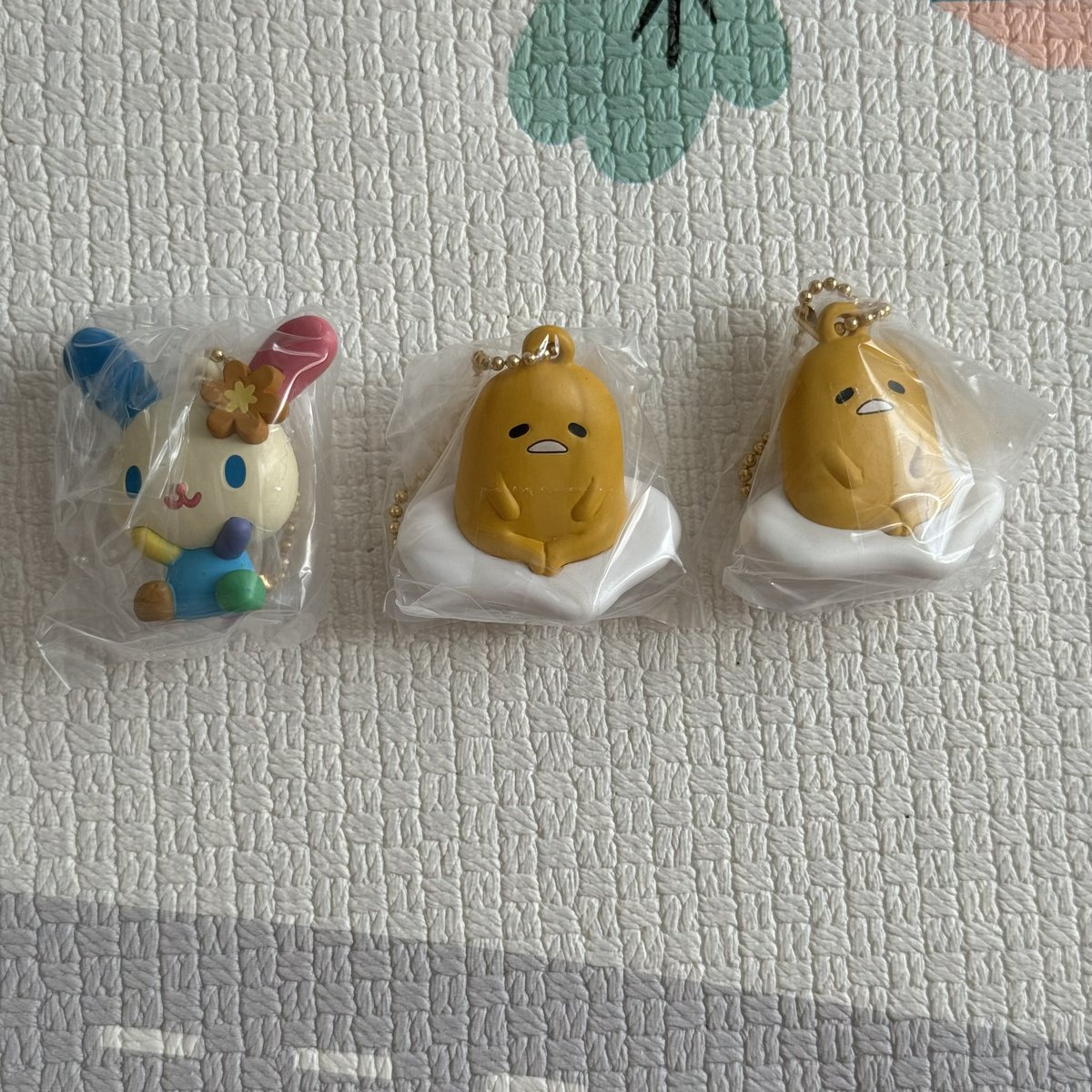 【交換】
サンリオ サンリオキャラクターズ　ぺたんこマスコット　teamいえろー

譲） ぐでたま×2、
       ウサハナ

求） コロコロクリリン、
       ポムポムプリンorあひるのペックル

郵送希望です。

まとめての交換をお願いします。