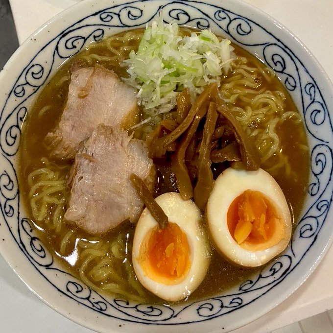 豚骨ともみじと豚バラを煮てラーメンとチャーシューを作る男 