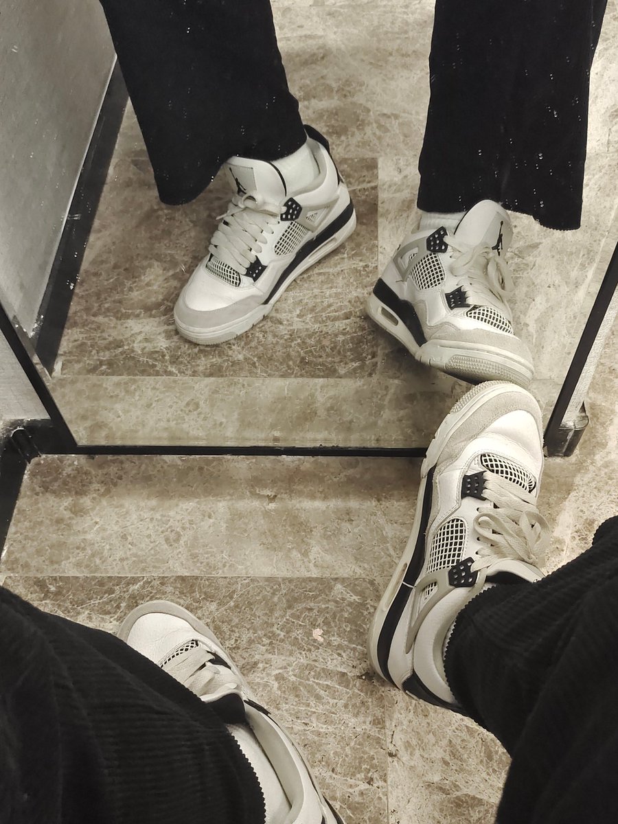 mochen512203's tweet photo. 抱着大口吸，傻逼贱狗，跪着闻，给爹舔干净
#AJ #白袜s #atm https://t.co/6ilMh1PTkH