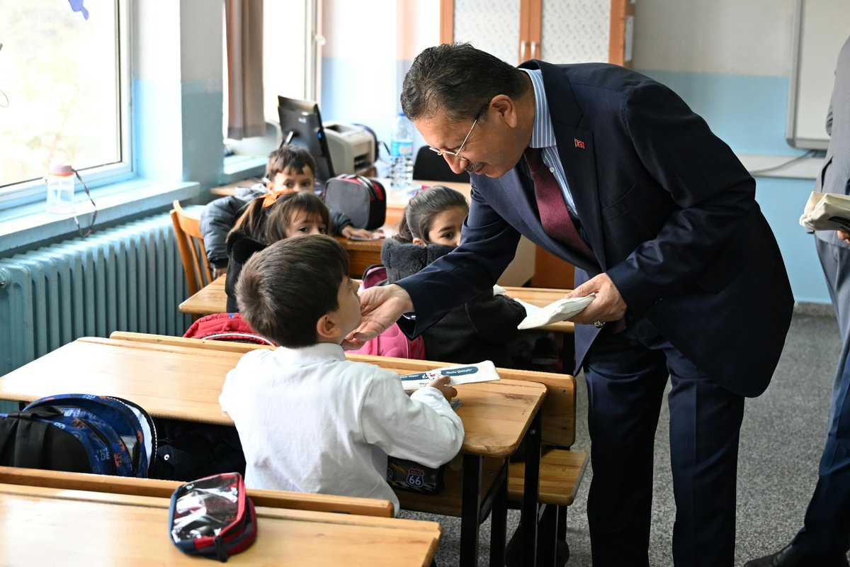 DrVeyselTiryaki's tweet photo. Yeni güne #Solfasol’de başladık.
Solfasol İlkokulumuzu ziyaret ederek minik yavrularımıza ''Diş Fırçası ve Diş Macunu'' hediye ettik. Yavrularımızın gülen yüzüyle güne başlamak çok iyi geldi. 

Kıymetli öğrencilerimize zihin açıklığı, değerli öğretmenlerimize başarılar diliyorum.

📍Solfasol İlkokulu
