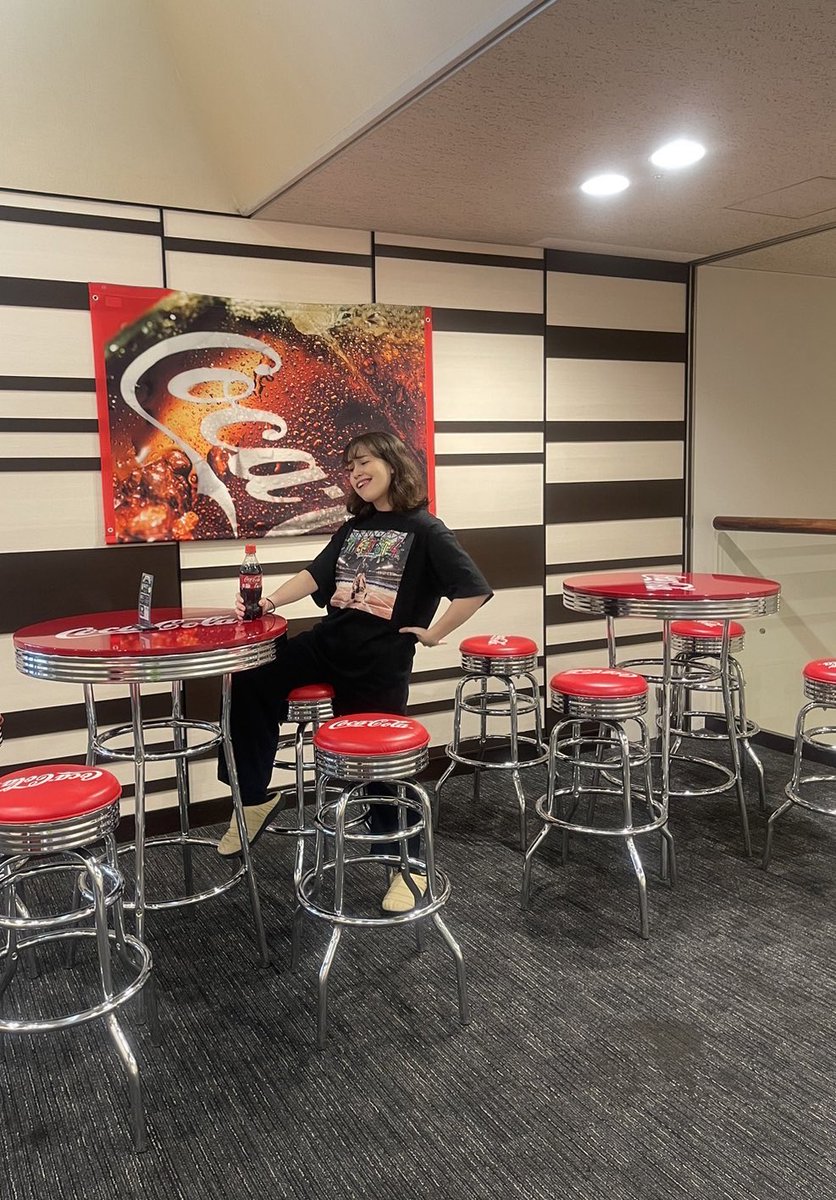そーいえば！
普段しないような日常？投稿ですが笑

私、本番前は必ずコーラを飲んでいるので先輩方にコーラ女優と命名いただいておりまして😂
福岡キャナルシティ劇場のロビーに
コカコーラのテーブルとイスがあったのでパシャリ！📸
まさに私のための空間🤤
コーラ最高っ！❤️

 #9to5 の思い出！笑