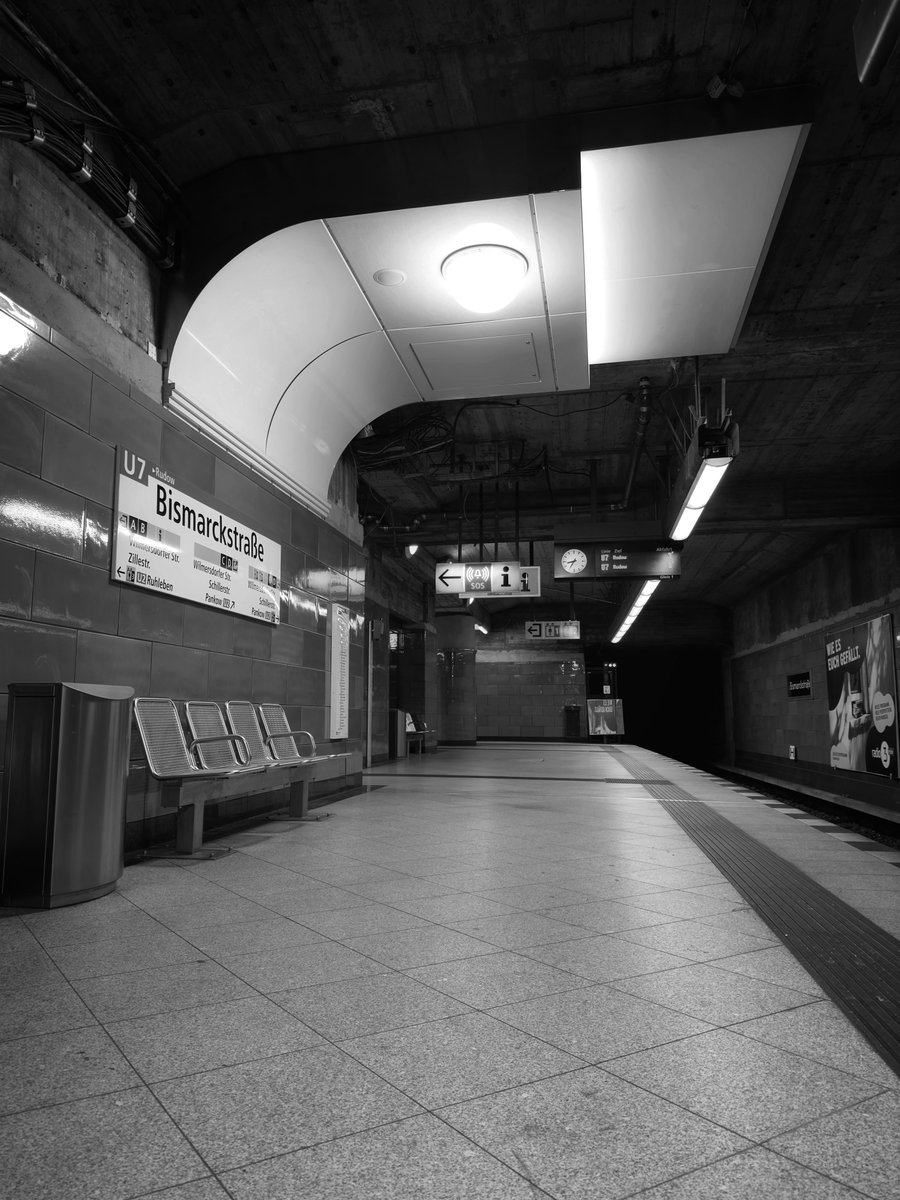 Rike_bnw's tweet photo. Emptiness, blessing in a big city 🖤 #ThePhotoHour #shotoniphone #mobilephotography #blackandwhite https://t.co/QC7TDcS0mQ