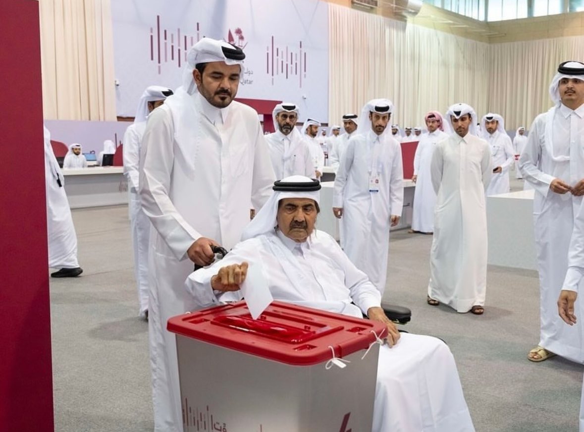 حضرة صاحب السمو الشيخ تميم بن حمد آل ثاني، أمير البلاد المفدى، وصاحب السمو الشيخ حمد بن خليفة آل ثاني، الأمير الوالد، وسمو الشيخ عبدالله بن حمد بن خليفة آل ثاني، نائب الأمير يدلون بأصواتهم في الاستفتاء العام على مشروع التعديلات الدستورية 2024 🇶🇦
  
#لبيه_سمو_الأمير