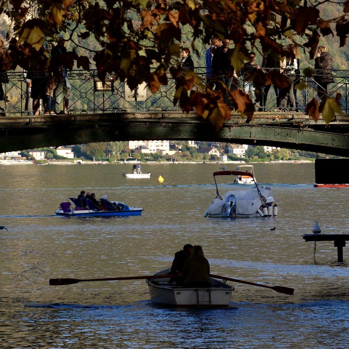 À Annecy, on profite encore des beaux et doux jours d'automne pour embarquer sur le lac. 🏞️