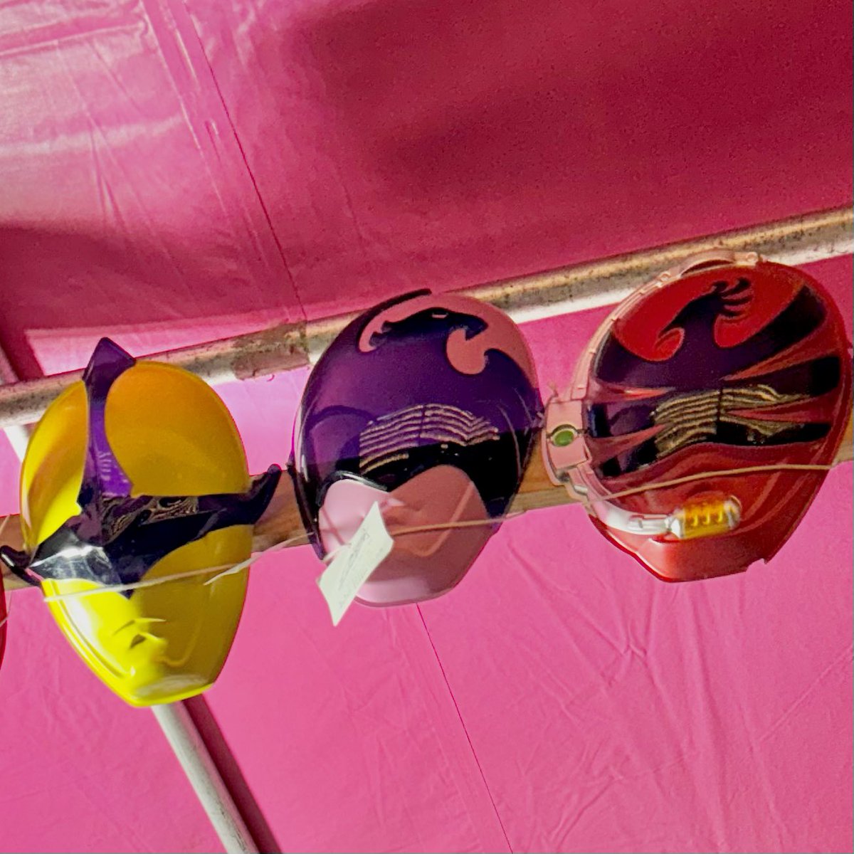 0c0_sue's tweet photo. 花園神社の酉の市で久々に人生の推しトリオ見つけた  そう、スパラプツルのことだね　　　
この並び今見てもめちゃくちゃときめく https://t.co/9N6f0DNPv1
