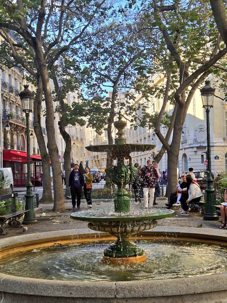 MichelleMoggio's tweet photo. In the midst of #Paris crowds, it's easy to remain #unflappable in scenes like this #France #TheParisEffect #EmilyInParis #PlacedelEstrapade #travel https://t.co/QZ8WzNr7zZ