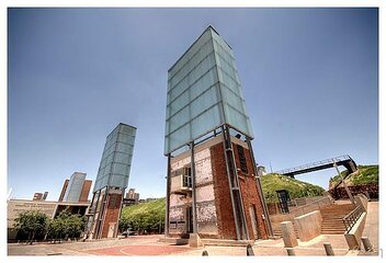 JoburgPulse_'s tweet image. 🌍 Discover the Rich History of Johannesburg! 🌍
Join us on a guided tour of this vibrant city and explore its iconic landmarks: Constitution Hill, Nelson Mandela Bridge.
Apartheid Museum
👉👉: Johannesburg: City and Apartheid Museum Half day | GetYourGuide ^LN