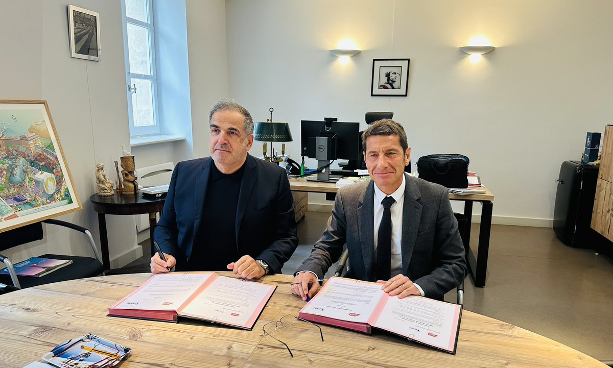 Virginie Duval (@virgduval) on Twitter photo #partenariat + de 20 ans au plus près de <a href="/l_amf/">AMF | Association des maires de France</a> pour le #congresdesmaires signature de la convention entre <a href="/davidlisnard/">David Lisnard</a> et <a href="/ChBaldelli/">Christopher Baldelli</a> PDG de <a href="/publicsenat/">Public Sénat</a>
Rdv dès le 18/11 pour le 106e congrès en exclu et en direct #canal13 #partenariat + de 20 ans au plus près de <a href="/l_amf/">AMF | Association des maires de France</a> pour le #congresdesmaires signature de la convention entre <a href="/davidlisnard/">David Lisnard</a> et <a href="/ChBaldelli/">Christopher Baldelli</a> PDG de <a href="/publicsenat/">Public Sénat</a>
Rdv dès le 18/11 pour le 106e congrès en exclu et en direct #canal13