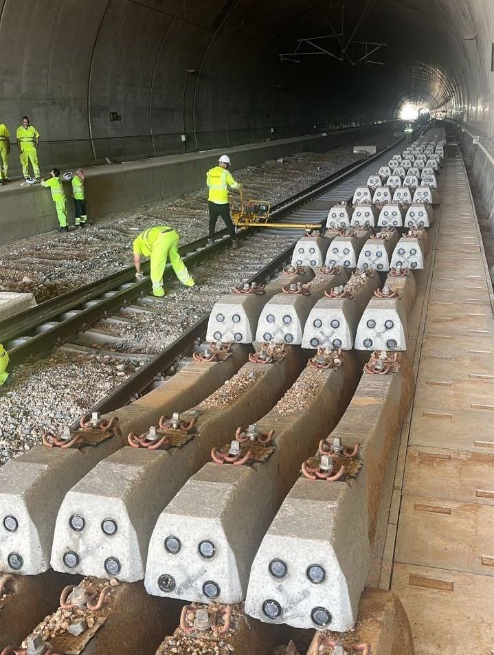 transportesgob's tweet photo. Comunicar avances y trabajos que se están realizando es nuestro deber. Es, además, dar esperanza en un momento tan difícil.

Pero es lo fácil. Lo duro es estar en el terreno trabajando día y noche para recuperar lo que no valoramos hasta que se pierde.

Va por vosotr@s, GRACIAS. https://t.co/0ZquS2disI